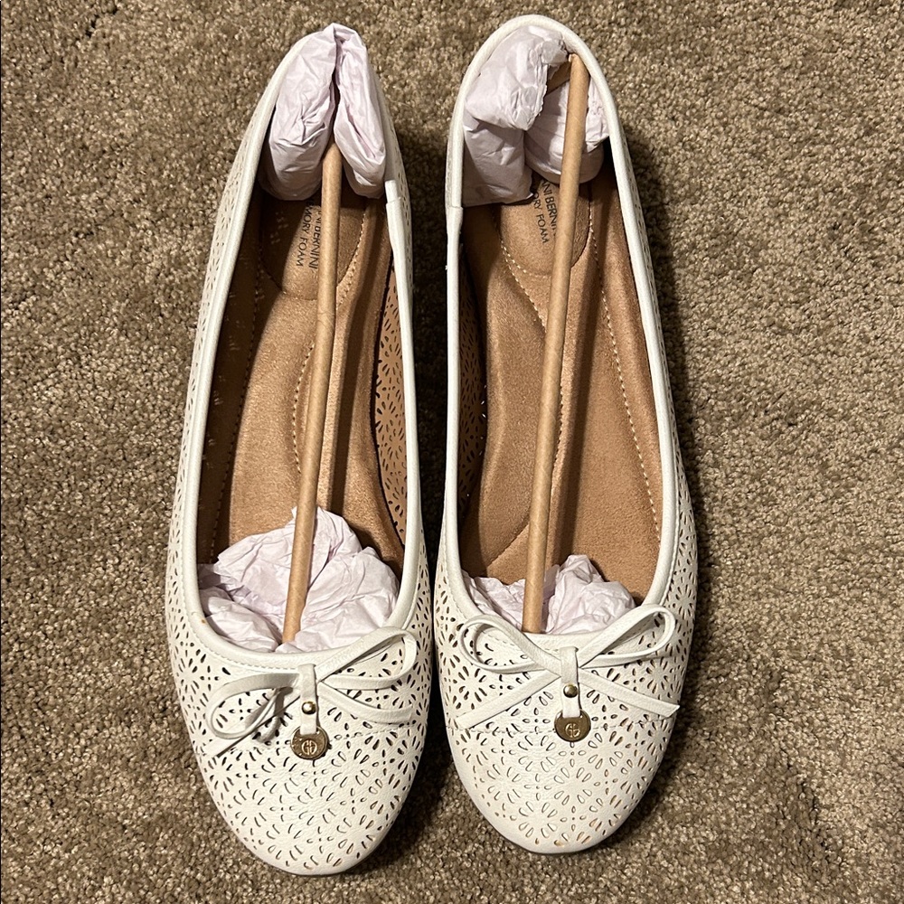 Giani Bernini White Perforated Flats with Bow